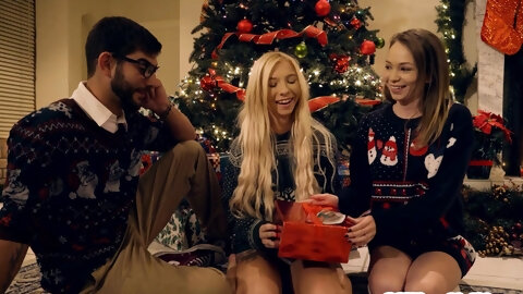 Petite teen used dildo before threesome